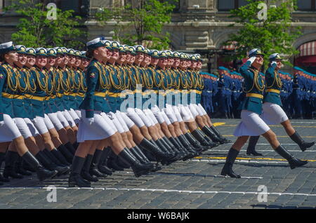 Weibliche russische Soldaten März entlang der Roten Platz während der Tag des Sieges militärische Parade der 73. Jahrestag des Sieges über Nazi-Deutschland zu Mark i Stockfoto