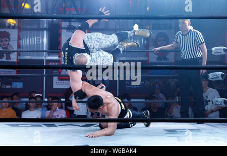 Ausländische Ringer gegeneinander in einer Performance während der Orientalischen Wrestling Entertainment (Schulden) in Dengfeng City, Central China Hena Stockfoto