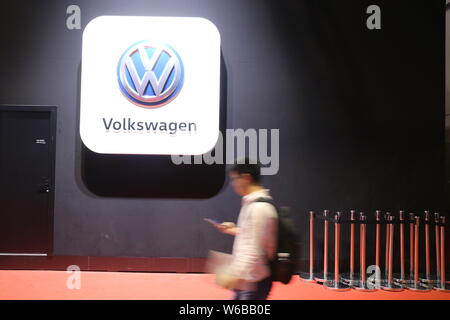 ---- Ein Besucher an den Stand der Volkswagen im 17. Shanghai Internationalen Automobil- Ausstellung, auch bekannt als "Auto Shangha Stockfoto