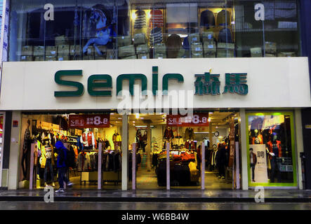 ---- Blick auf eine Semir store in der Stadt Yichang, Provinz Hubei in Zentralchina, 12. November 2015. Die Hong Kong Einheit von einem von Chinas größten Kind Stockfoto