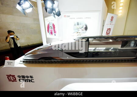 Ein Modell der Bahn eines Konzepts Intercontinental high-speed Electric Multiple Unit (EMU) ist auf dem Stand von Crrc (China Eisenbahnrollmaterial Co Stockfoto