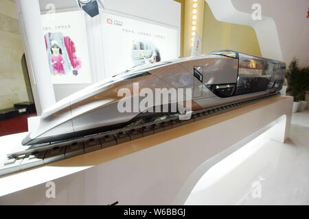 Ein Modell der Bahn eines Konzepts Intercontinental high-speed Electric Multiple Unit (EMU) ist auf dem Stand von Crrc (China Eisenbahnrollmaterial Co Stockfoto