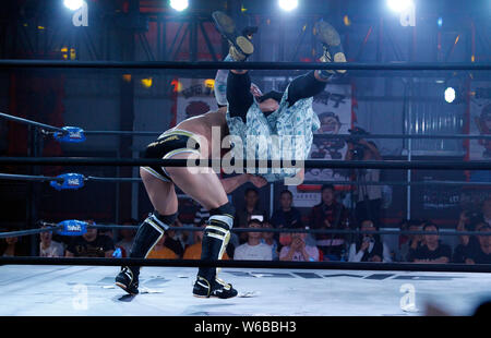 Ausländische Ringer gegeneinander in einer Performance während der Orientalischen Wrestling Entertainment (Schulden) in Dengfeng City, Central China Hena Stockfoto