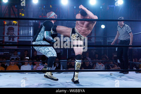 Ausländische Ringer gegeneinander in einer Performance während der Orientalischen Wrestling Entertainment (Schulden) in Dengfeng City, Central China Hena Stockfoto