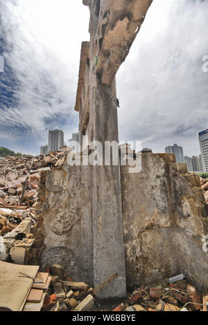 Eine paifang, einen Keuschheitsgürtel memorial Arch, aus der Qing Dynastie (1644-1911) ist von Ruinen auf einer Baustelle in Guiyang city umgeben, im Südwesten von China" Stockfoto