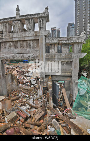 Eine paifang, einen Keuschheitsgürtel memorial Arch, aus der Qing Dynastie (1644-1911) ist von Ruinen auf einer Baustelle in Guiyang city umgeben, im Südwesten von China" Stockfoto