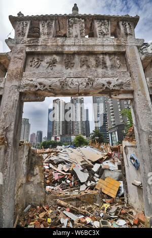 Eine paifang, einen Keuschheitsgürtel memorial Arch, aus der Qing Dynastie (1644-1911) ist von Ruinen auf einer Baustelle in Guiyang city umgeben, im Südwesten von China" Stockfoto