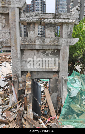 Eine paifang, einen Keuschheitsgürtel memorial Arch, aus der Qing Dynastie (1644-1911) ist von Ruinen auf einer Baustelle in Guiyang city umgeben, im Südwesten von China" Stockfoto