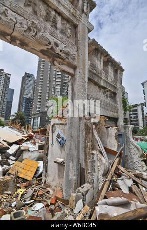 Eine paifang, einen Keuschheitsgürtel memorial Arch, aus der Qing Dynastie (1644-1911) ist von Ruinen auf einer Baustelle in Guiyang city umgeben, im Südwesten von China" Stockfoto