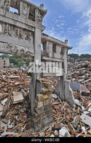 Eine paifang, einen Keuschheitsgürtel memorial Arch, aus der Qing Dynastie (1644-1911) ist von Ruinen auf einer Baustelle in Guiyang city umgeben, im Südwesten von China" Stockfoto