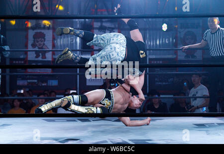 Ausländische Ringer gegeneinander in einer Performance während der Orientalischen Wrestling Entertainment (Schulden) in Dengfeng City, Central China Hena Stockfoto