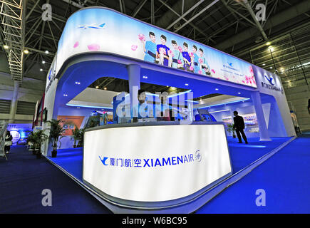 ---- Chinese Stewardessen posieren am Stand von Xiamen Airlines während einer Ausstellung in Fuzhou Stadt im Südosten der chinesischen Provinz Fujian, 12. November Stockfoto