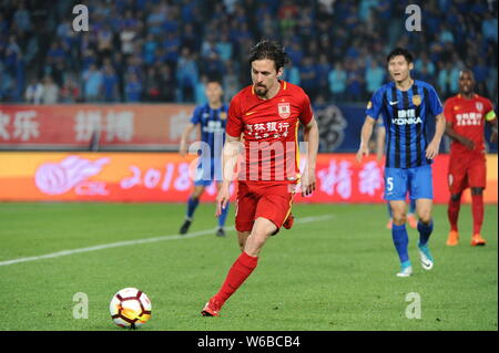 Dänischer Fußballspieler Lasse Vibe von Changchun Yatai dribbelt gegen Jiangsu Suning in Ihrer neunten Runde während der 2018 chinesischen Fußball Assoc Stockfoto