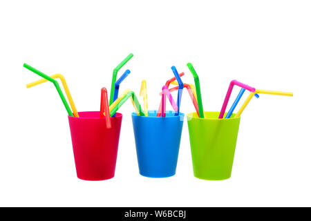 Plastikbecher und Strohhalme auf weißem Hintergrund Stockfoto