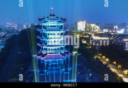 Die Yellow Crane Tower ist Abends beleuchtet für die Einweihung des China-EU-Licht Brücke Aktivität von 2018 EU-China Tourismus Jahr in Wuhan City zuzujubeln, Stockfoto