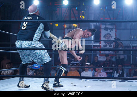 Ausländische Ringer gegeneinander in einer Performance während der Orientalischen Wrestling Entertainment (Schulden) in Dengfeng City, Central China Hena Stockfoto