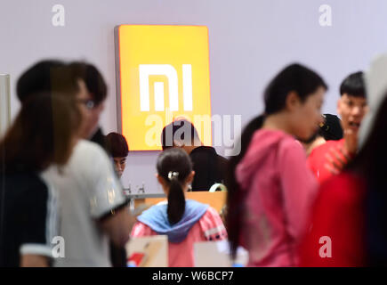 ------ Kunden an einem Xiaomi store in Shenyang City, im Nordosten der chinesischen Provinz Liaoning, 13. Mai 2018. Die ersten Mi Store der Chinesischen Technolog Stockfoto