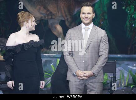Die amerikanische Schauspielerin Bryce Dallas Howard, Links, und Schauspieler Chris Pratt an einer Pressekonferenz für neuen Film 'Jurassic Welt: Gefallene Königreich" in Shanghai. Stockfoto