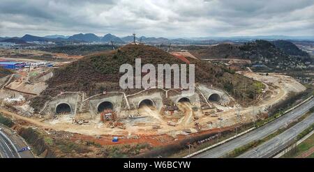 ------ Chinesische Bauarbeiter graben Tunnel, die sich in einem Hügel für Tencent ein Rechenzentrum in Guiyang Stadt zu bauen, im Südwesten Chinas Provinz Guizhou, 7 M Stockfoto