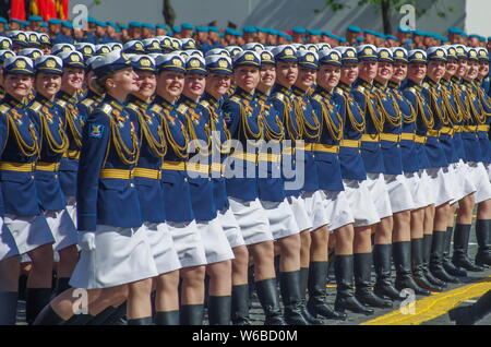 Weibliche russische Soldaten März entlang der Roten Platz während der Tag des Sieges militärische Parade der 73. Jahrestag des Sieges über Nazi-Deutschland zu Mark i Stockfoto