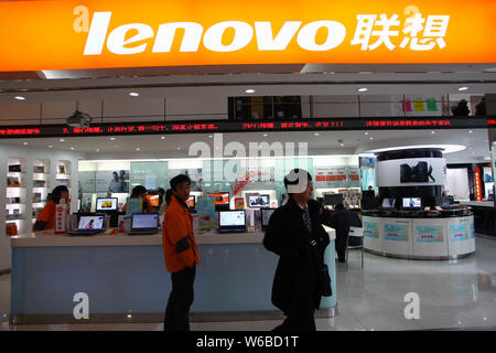 ------ Chinesische Kunden vorbei an einen konzessionierten Store von Lenovo in Shanghai, China, 22. Februar 2011. Lenovo sagt der Bericht darüber abstimmen Gege Stockfoto