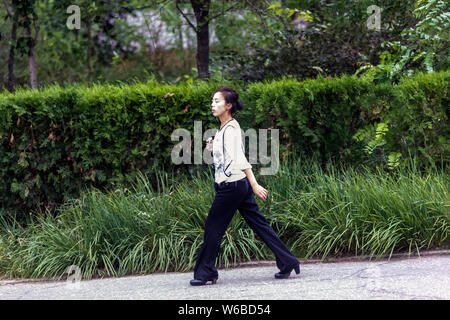 ---- Eine Nordkoreanische Frau geht auf der Straße in Pyongyang, Nordkorea, 30. August 2016. Stockfoto