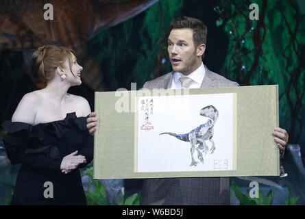 Die amerikanische Schauspielerin Bryce Dallas Howard, Links, und Schauspieler Chris Pratt an einer Pressekonferenz für neuen Film 'Jurassic Welt: Gefallene Königreich" in Shanghai. Stockfoto