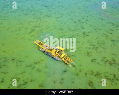 Luftaufnahme von einem Boot arbeiten im grünen Wasser des Taihu See mit blau-grünen Algen in Wuxi City, der ostchinesischen Provinz Jiangsu, 23. Mai 2018. Stockfoto