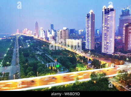 Die Yellow Crane Tower ist Abends beleuchtet für die Einweihung des China-EU-Licht Brücke Aktivität von 2018 EU-China Tourismus Jahr in Wuhan City zuzujubeln, Stockfoto