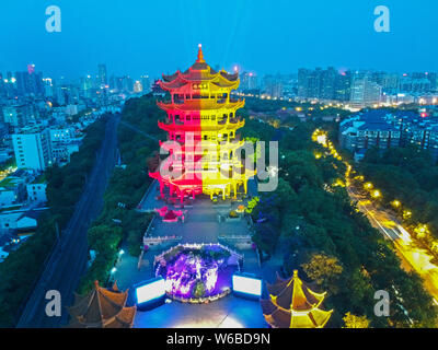 Die Yellow Crane Tower ist Abends beleuchtet für die Einweihung des China-EU-Licht Brücke Aktivität von 2018 EU-China Tourismus Jahr in Wuhan City zuzujubeln, Stockfoto