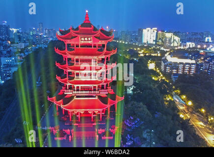 Die Yellow Crane Tower ist Abends beleuchtet für die Einweihung des China-EU-Licht Brücke Aktivität von 2018 EU-China Tourismus Jahr in Wuhan City zuzujubeln, Stockfoto