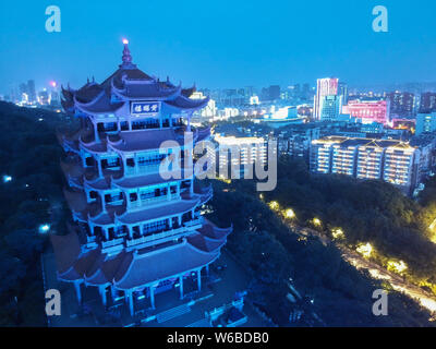 Die Yellow Crane Tower ist Abends beleuchtet für die Einweihung des China-EU-Licht Brücke Aktivität von 2018 EU-China Tourismus Jahr in Wuhan City zuzujubeln, Stockfoto