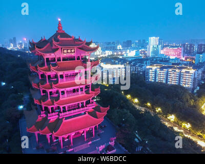 Die Yellow Crane Tower ist Abends beleuchtet für die Einweihung des China-EU-Licht Brücke Aktivität von 2018 EU-China Tourismus Jahr in Wuhan City zuzujubeln, Stockfoto