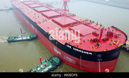 Luftaufnahme des 400.000-Tonnen Erzfrachtschiff, Erz Shenzhen, nach seiner Jungfernfahrt in Taicang City, der ostchinesischen Provinz Jiangsu, 30. Mai 2018. A400 Stockfoto