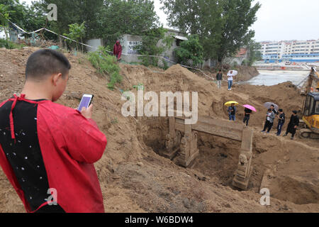 Einen Keuschheitsgürtel memorial Arch von der Qing-Dynastie (1636 ¨C 1912) ist ausgegraben auf einer Baustelle in Binzhou Stadt, der ostchinesischen Provinz Shandong, 21. Mai 20. Stockfoto