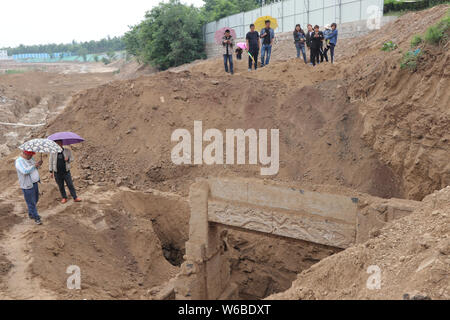 Einen Keuschheitsgürtel memorial Arch von der Qing-Dynastie (1636 ¨C 1912) ist ausgegraben auf einer Baustelle in Binzhou Stadt, der ostchinesischen Provinz Shandong, 21. Mai 20. Stockfoto