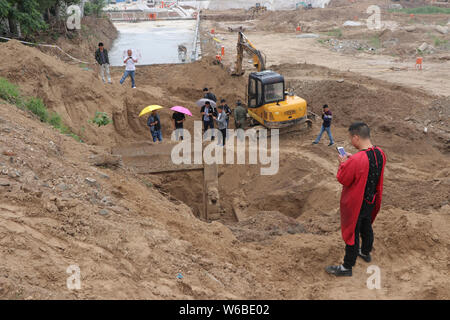 Einen Keuschheitsgürtel memorial Arch von der Qing-Dynastie (1636 ¨C 1912) ist ausgegraben auf einer Baustelle in Binzhou Stadt, der ostchinesischen Provinz Shandong, 21. Mai 20. Stockfoto