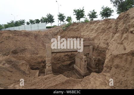 Einen Keuschheitsgürtel memorial Arch von der Qing-Dynastie (1636 ¨C 1912) ist ausgegraben auf einer Baustelle in Binzhou Stadt, der ostchinesischen Provinz Shandong, 21. Mai 20. Stockfoto