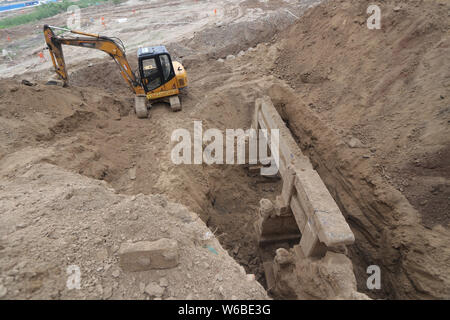 Einen Keuschheitsgürtel memorial Arch von der Qing-Dynastie (1636 ¨C 1912) ist ausgegraben auf einer Baustelle in Binzhou Stadt, der ostchinesischen Provinz Shandong, 21. Mai 20. Stockfoto