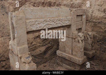 Einen Keuschheitsgürtel memorial Arch von der Qing-Dynastie (1636 ¨C 1912) ist ausgegraben auf einer Baustelle in Binzhou Stadt, der ostchinesischen Provinz Shandong, 21. Mai 20. Stockfoto