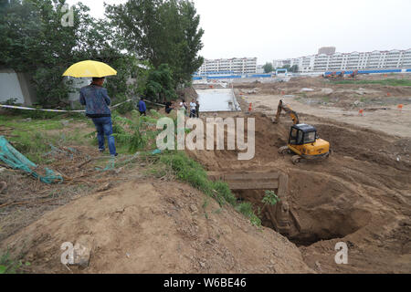 Einen Keuschheitsgürtel memorial Arch von der Qing-Dynastie (1636 ¨C 1912) ist ausgegraben auf einer Baustelle in Binzhou Stadt, der ostchinesischen Provinz Shandong, 21. Mai 20. Stockfoto