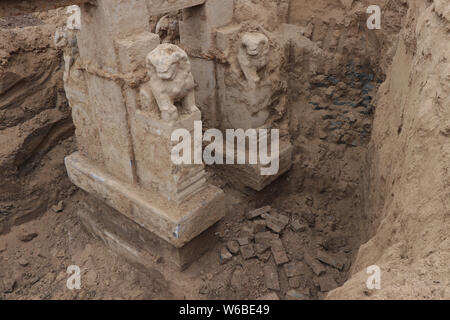 Einen Keuschheitsgürtel memorial Arch von der Qing-Dynastie (1636 ¨C 1912) ist ausgegraben auf einer Baustelle in Binzhou Stadt, der ostchinesischen Provinz Shandong, 21. Mai 20. Stockfoto