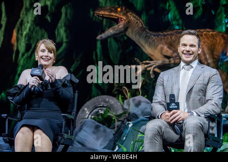 Die amerikanische Schauspielerin Bryce Dallas Howard, Links, und Schauspieler Chris Pratt an einer Pressekonferenz für neuen Film 'Jurassic Welt: Gefallene Königreich" in Shanghai. Stockfoto