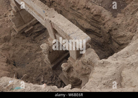 Einen Keuschheitsgürtel memorial Arch von der Qing-Dynastie (1636 ¨C 1912) ist ausgegraben auf einer Baustelle in Binzhou Stadt, der ostchinesischen Provinz Shandong, 21. Mai 20. Stockfoto