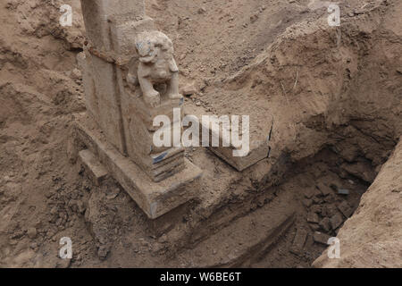 Einen Keuschheitsgürtel memorial Arch von der Qing-Dynastie (1636 ¨C 1912) ist ausgegraben auf einer Baustelle in Binzhou Stadt, der ostchinesischen Provinz Shandong, 21. Mai 20. Stockfoto