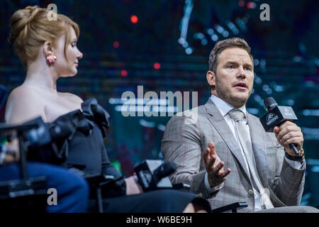 Die amerikanische Schauspielerin Bryce Dallas Howard, Links, und Schauspieler Chris Pratt an einer Pressekonferenz für neuen Film 'Jurassic Welt: Gefallene Königreich" in Shanghai. Stockfoto