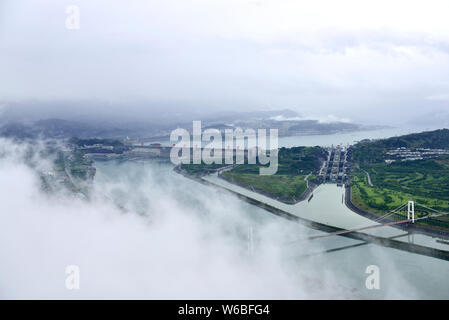 Luftaufnahme des Drei-Schluchten-Damm durch Nebel umfasst nach Regenfällen in Zigui County, Yichang City, Central China Provinz Hubei, 6. Mai 2018. Stockfoto