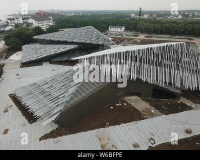 Eine Luftaufnahme der Yangcheng Lake Travel Distribution Center mit zwei sich überlappenden Flügel - wie dreieckigen Dächern von dem japanischen Architekten Ke konzipiert Stockfoto