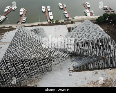 Eine Luftaufnahme der Yangcheng Lake Travel Distribution Center mit zwei sich überlappenden Flügel - wie dreieckigen Dächern von dem japanischen Architekten Ke konzipiert Stockfoto