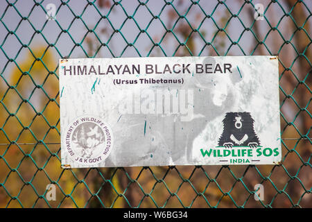 Srinagar, Jammu und Kaschmir, Indien: Vom - 31. Juli 2019: ein Schild lesen Himalayan Braunbär Gehäuse unter Dachigam Nationalpark in Srinagar, Ka Stockfoto